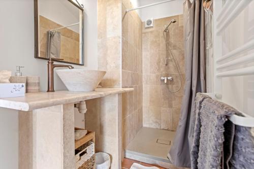 a bathroom with a sink and a shower at Gîte Les Tarentes avec piscine in Cotignac