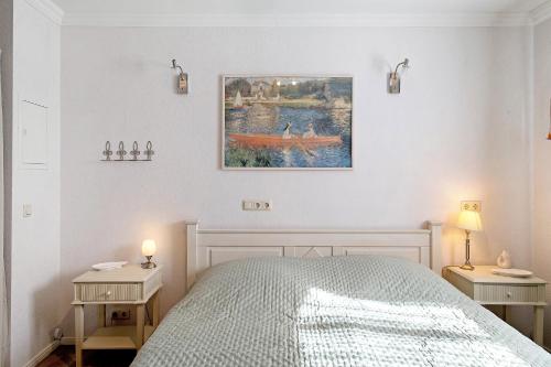 a bedroom with a bed and a painting on the wall at Moewentraum in Malchow