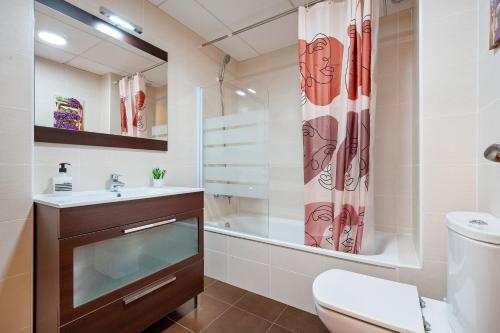 a bathroom with a toilet sink and a shower at Apartamentos de Ángel in Vinebre