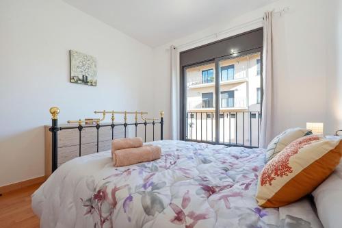 a bedroom with a bed and a window at Apartamentos de Ángel in Vinebre