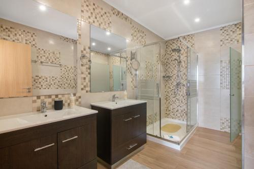 a bathroom with two sinks and a shower at Marina Vilamoura Penthouse Luxury in Vilamoura