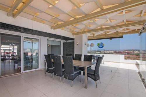 a dining room with a table and chairs at Marina Vilamoura Penthouse Luxury in Vilamoura
