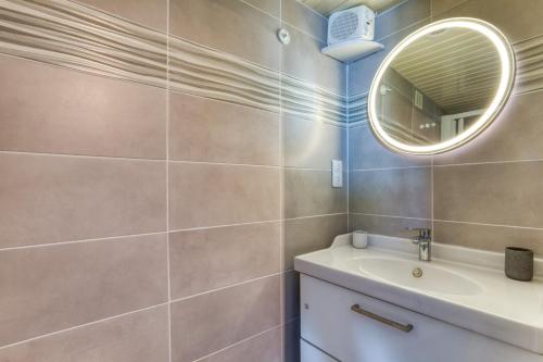 a bathroom with a sink and a mirror at Charmante location vacances in Montagnac