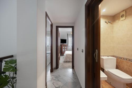 a bathroom with a toilet and a sink at Duplex a 9 min De Bajo de Guia in Sanlúcar de Barrameda