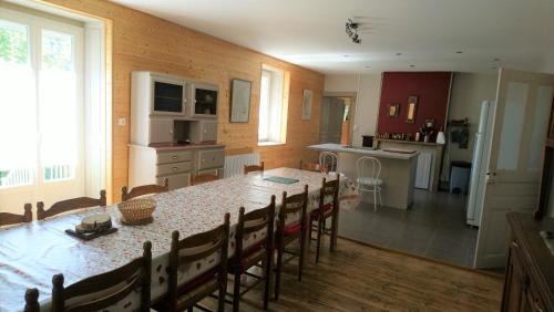 a kitchen and dining room with a table and chairs at Gîte Les Chamois 15 Personnes in Les Rousses