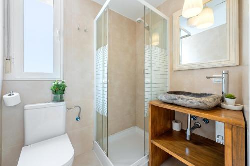 a bathroom with a shower and a toilet and a sink at Apartamento Sf1 in L'Ametlla de Mar
