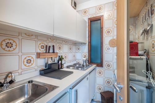 a kitchen with a sink and a counter top at Apt Vista sulla Vallata in Mazzin