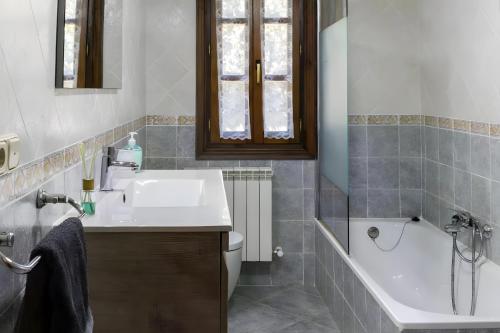 a bathroom with a sink and a bath tub at Oiaraberri in Errazu