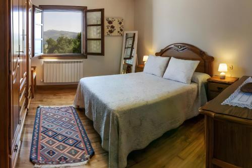 a bedroom with a bed and a window at Oiaraberri in Errazu