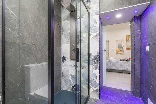 a bathroom with a shower with a glass door at Pm House in Misterbianco