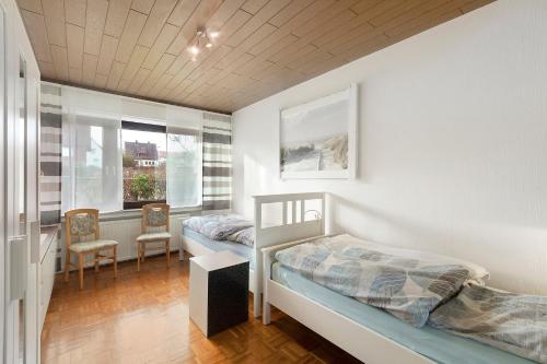 a bedroom with two beds and a window at Ferienwohnung Sonnenring in Rüthen