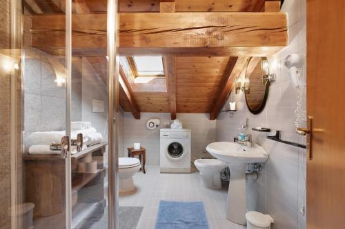 a bathroom with a toilet sink and a washing machine at Verger Plein Soleil in Saint-Pierre