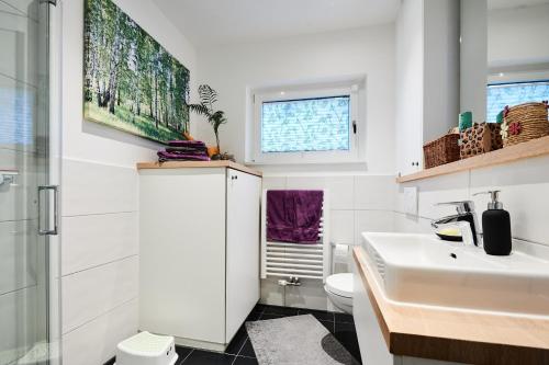 a bathroom with a sink and a toilet at Einzigartige Tischlerwohnung in Oldenburg