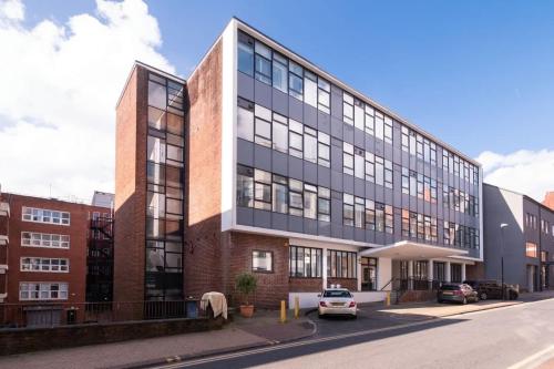 a building on a street with cars parked in front at Fantastic Central Preston 1 Bedroom Apartment in Preston