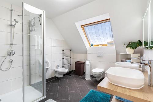 a bathroom with a sink toilet and a shower at Ferienwohnung Leon in Kappel-Grafenhausen