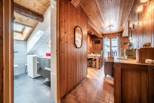 a kitchen with wood paneled walls and a wooden ceiling at Appartement chalet - Le Vnipi in Abondance