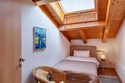 a bedroom with a bed and a window at Ferienwohnung siebzehn35 in Garmisch-Partenkirchen