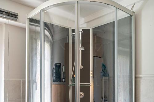 a glass cabinet in a room with a ceiling at Ferienwohnungen in Starsow in Mirow