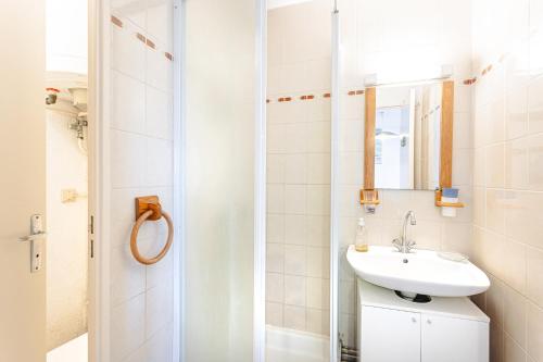 a bathroom with a sink and a shower at Location Oléron, proche plage in Dolus-d'Oléron