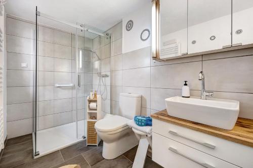 a bathroom with a toilet and a sink and a shower at Am Weserradweg in Porta Westfalica