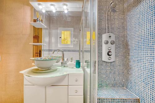a bathroom with a sink and a shower at Dulce Amor in Casas Abiar