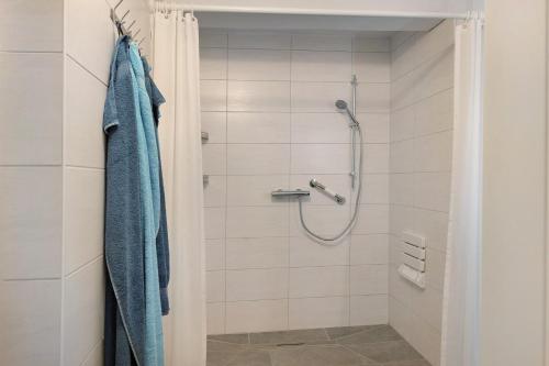 a bathroom with a shower with a blue towel at Ferienwohnung im Denkmal in Havelberg