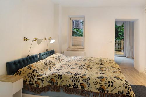 a bedroom with a bed with a blanket on it at Ferienwohnung im Denkmal in Havelberg