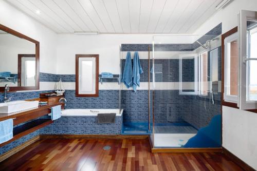a bathroom with a tub and a shower at El Mar y Tú in Arrieta