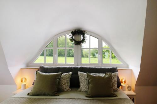 a bedroom with a large window above a bed at Ferienhaus Weltenbummler in Pepelow