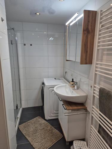 a bathroom with a sink and a washing machine at Neu 4 Zi Kü Bad Coll-mar in Neunkirchen