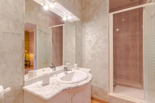 a bathroom with a sink and a shower at La Noyeraie - Chambre d'hotes in Saint-Amand-de-Coly