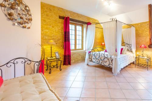 a bedroom with two beds and a window at La Noyeraie - Chambre d'hotes in Saint-Amand-de-Coly