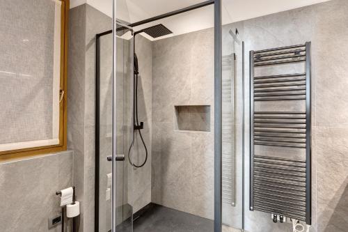 a shower with a glass door in a bathroom at Casa Colìn in Bresimo
