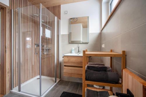 ein Badezimmer mit Dusche und Waschbecken in der Unterkunft Ferienhaus Tiny Time in Krumbach