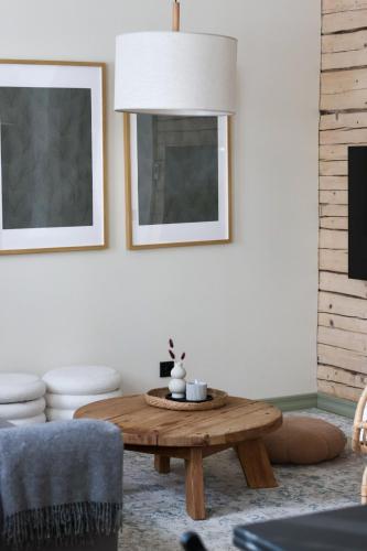 a living room with a coffee table and a lamp at Vaksali Apartment, kaks minutit Ugalast in Viljandi