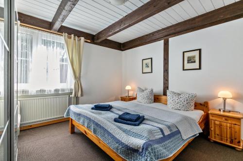a bedroom with a bed and a large window at Atlanta Pur in Pellworm