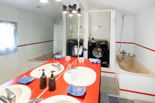a bathroom with two sinks and a washing machine at Vacances Pays Basque in Bidart