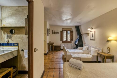 a room with two beds and a sink in it at Habitacions Mas Fuselles in Girona