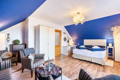 a bedroom with a bed and a blue wall at Ferienwohnung im Ländlichen Raum in Reuthen