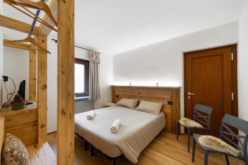 a bedroom with a bed and a table and chairs at Agriturismo La Grange in Pont-Saint-Martin