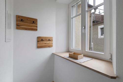 a room with a window and a box on a shelf at Fichtel7 in Wunsiedel