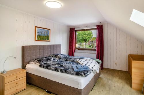 a bedroom with a bed and a window at Ferienwohnung Bodenstein in Surwold