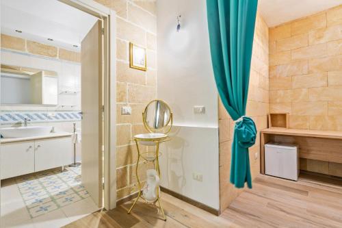 a bathroom with a sink and a mirror at Casa Vacanze Le Giuggiole in Spongano