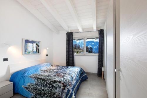 a bedroom with a bed and a window at Residence soleluna - Loft Sirio in Roisan