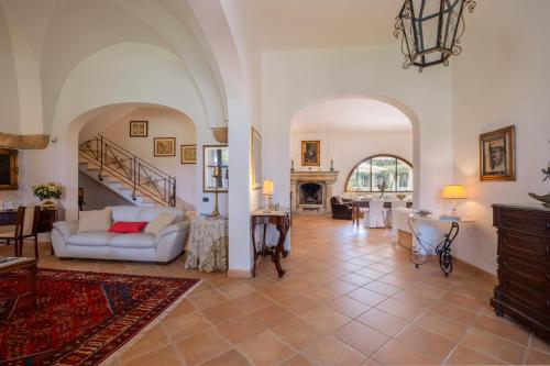 a living room with a white couch and a fireplace at Tenuta Il Carretto in Monteroni di Lecce