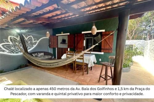 a room with a hammock in a house at Chalé Kamala com quintal - Perfeito para Nômades Digitais in Pipa