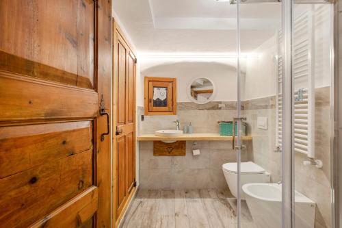 a bathroom with a toilet and a sink at Les Cles - Genepy in Valsavarenche