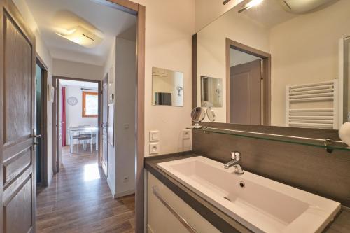 ein Badezimmer mit Waschbecken und Spiegel in der Unterkunft Coeur d'ours in Les Deux Alpes