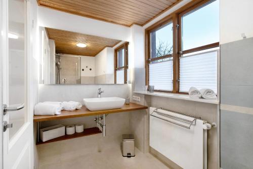 ein Badezimmer mit Waschbecken und Fenster in der Unterkunft Olendeel in Gelting