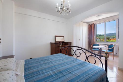 a bedroom with a bed and a chandelier at Da Dri´ in Brugnato